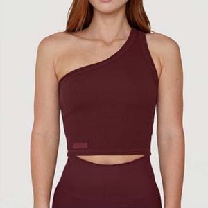 Set Active one shoulder Weekend tank in Hug